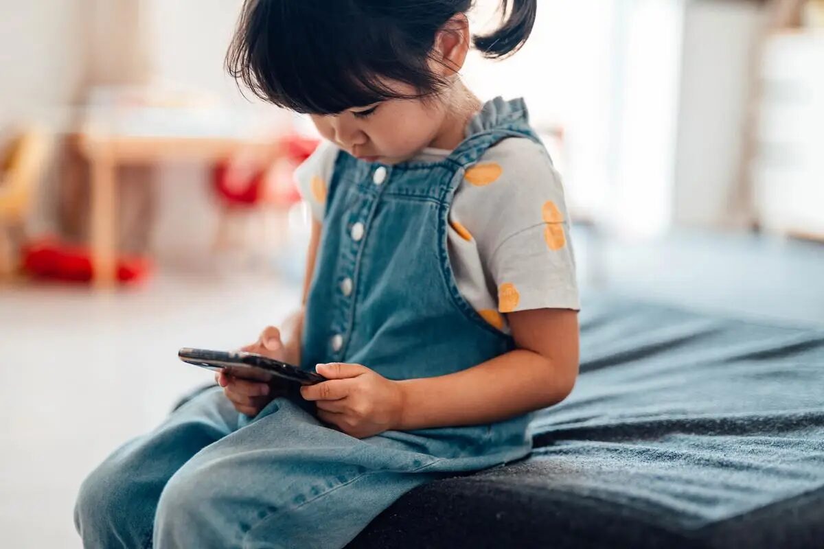Bé gái 6 tuổi mất cả 2 mắt vì thứ nhiều bố mẹ vẫn cho con chơi mỗi ngày be gai 6 tuoi mat ca 2 mat vi thu nhieu bo me van cho con choi moi ngay