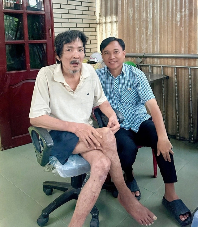 Diễn viên Thương Tín không thể đi lại và tự sinh hoạt, lộ diện mạo khác lạ khó nhận ra 1 Diễn viên Thương Tín không thể đi lại và tự sinh hoạt, lộ diện mạo khác lạ khó nhận ra