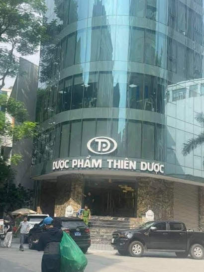 Hé lộ cuộc sống giàu sang, sung sướng như bà hoàng của Hoàng Hường: Tiền rải khắp nhà từ đâu mà có? 1 Hé lộ cuộc sống giàu sang, sung sướng như bà hoàng của Hoàng Hường: Tiền rải khắp nhà từ đâu mà có?