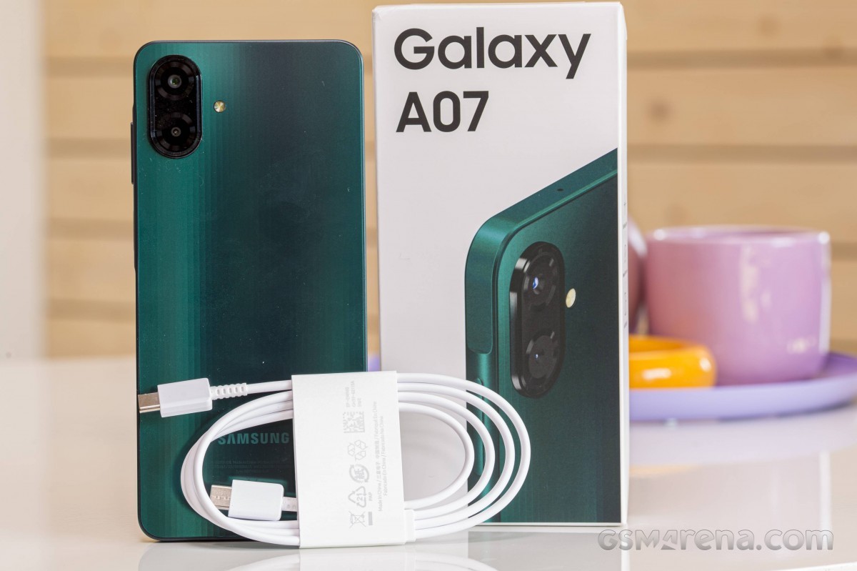Mở hộp, trên tay Galaxy A07 4G: Điện thoại giá rẻ trang bị xịn, diện mạo đẹp kém gì iPhone 17