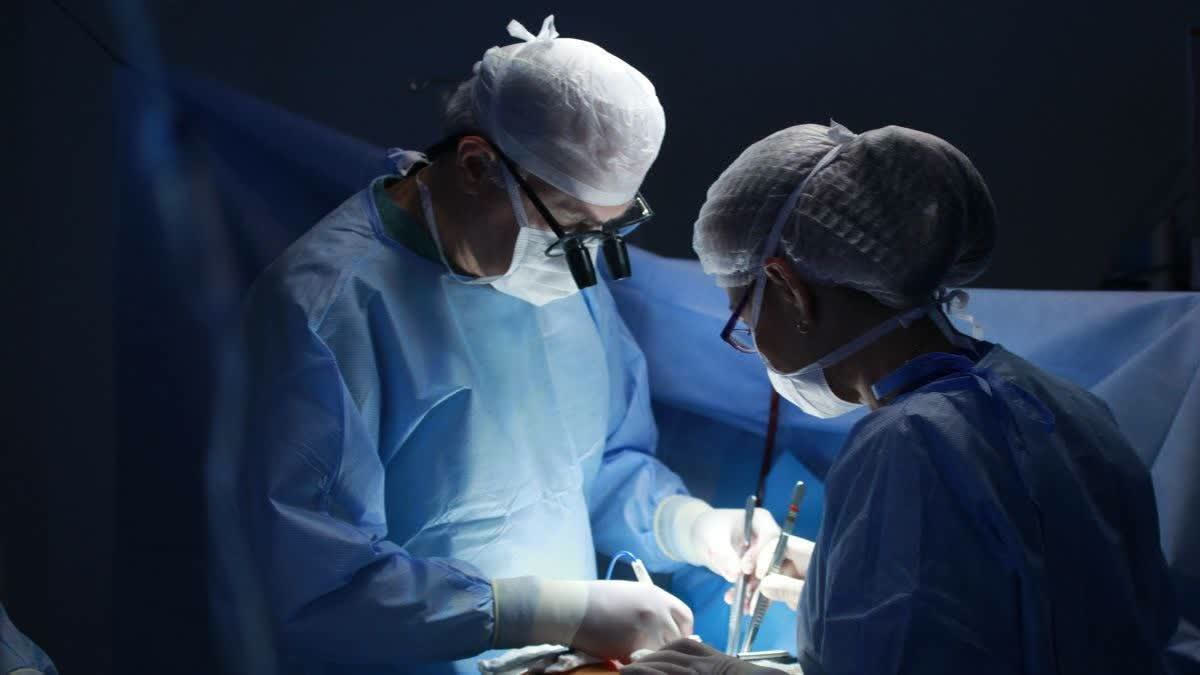 Người đàn ông 33 tuổi bụng phình to như quả bóng, bác sĩ gắp ra thứ "đáng sợ" bên trong nguoi dan ong 33 tuoi bung phinh to nhu qua bong bac si gap ra thu dang so ben trong