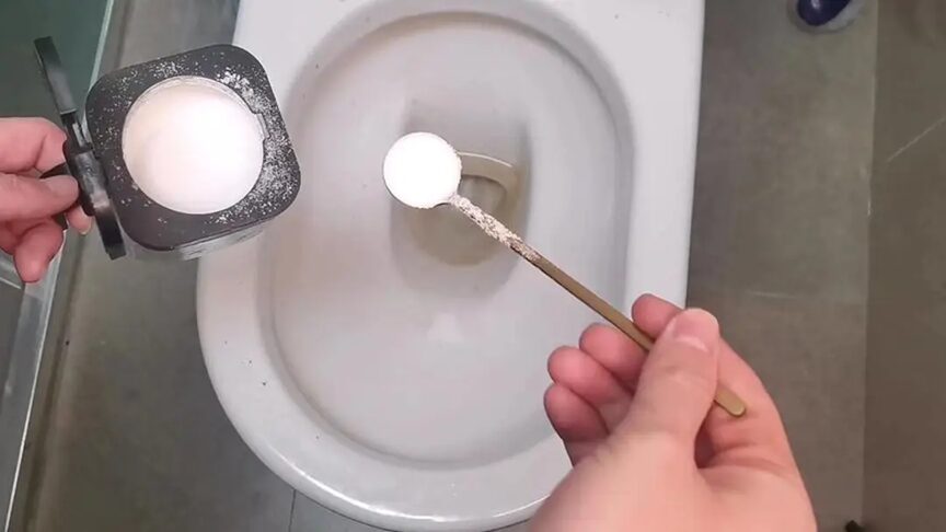 Rắc một nắm muối vào bồn cầu, hiệu quả "vàng mười" khiến nhiều người bất ngờ rac mot nam muoi vao bon cau hieu qua vang muoi khien nhieu nguoi bat ngo
