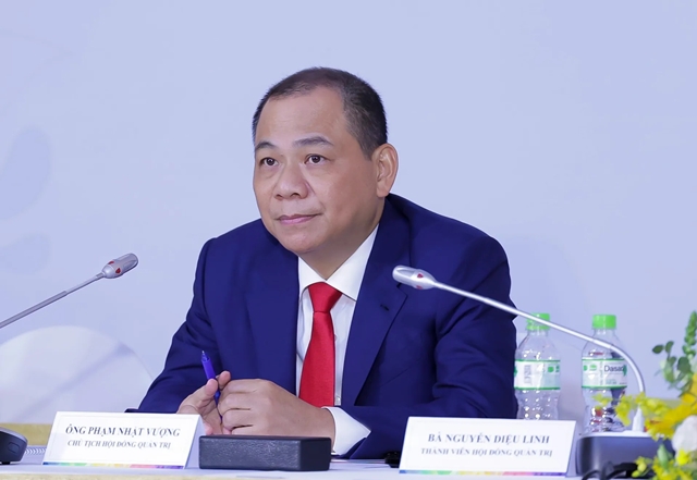 Thu nhập của tỷ phú Phạm Nhật Vượng tại Vingroup, hé lộ danh tính người nhận lương cao nhất 1 Thu nhập của tỷ phú Phạm Nhật Vượng tại Vingroup, hé lộ danh tính người nhận lương cao nhất