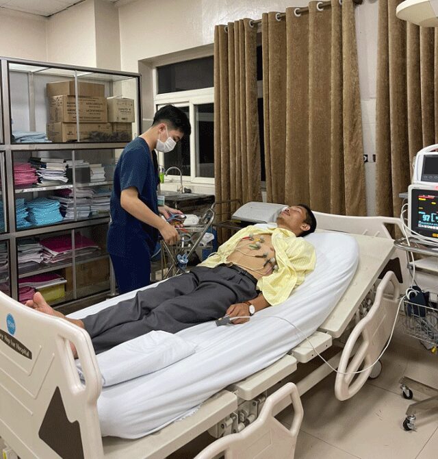 Xót xa khi thấy cảnh diễn viên Phương Nam - đội trưởng Tạ trong bộ phim Mưa đỏ phải nhập viện 1 Xót xa khi thấy cảnh diễn viên Phương Nam - đội trưởng Tạ trong bộ phim Mưa đỏ phải nhập viện