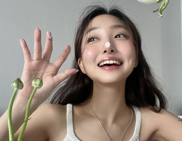 1 việc CẦN PHẢI LÀM trước khi bôi kem chống nắng để chống UV, bảo vệ collagen nhưng chị em càng có tuổi càng dễ quên 1 viec can phai lam truoc khi boi kem chong nang de chong uv bao ve collagen nhung chi em cang co tuoi cang de quen