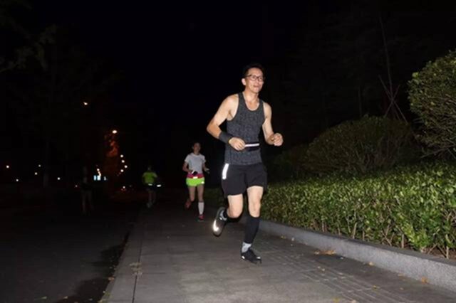 Chàng trai 27 tuổi chạy bộ 5km mỗi tối để giảm mỡ máu, 1 năm sau kết quả khiến anh “ngã ngửa” chang trai 27 tuoi chay bo 5km moi toi de giam mo mau 1 nam sau ket qua khien anh nga ngua