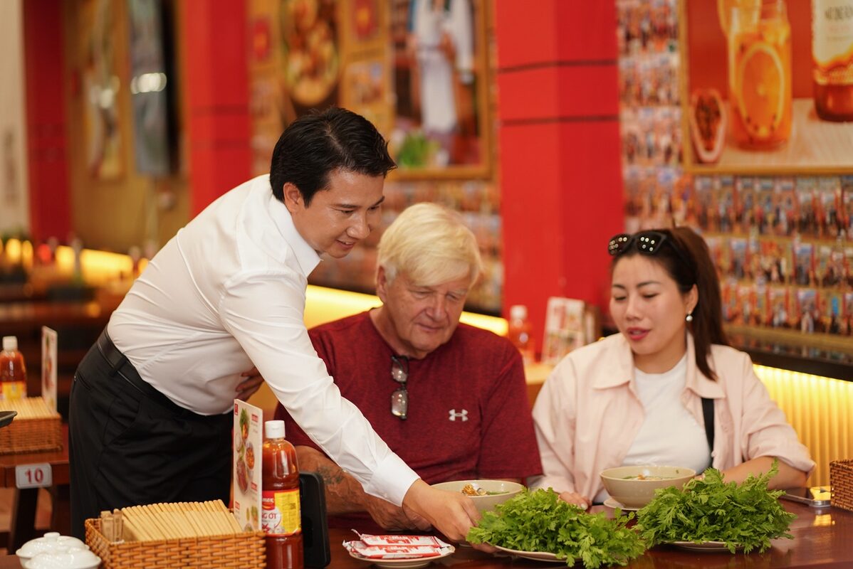 Cuộc gặp gỡ định mệnh đặt nền móng vững chắc cho thương hiệu Hủ tiếu mực Ông Già Cali cuoc gap go dinh menh dat nen mong vung chac cho thuong hieu hu tieu muc ong gia cali