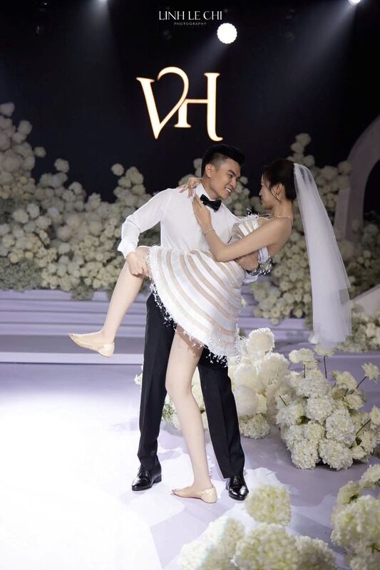 Hé lộ hành động của Đỗ Hà trong đám cưới, xem xong netizen hiểu ngay lý do được chấm làm dâu hào môn 11 Hé lộ hành động của Đỗ Hà trong đám cưới, xem xong netizen hiểu ngay lý do được chấm làm dâu hào môn he lo hanh dong cua do ha trong dam cuoi xem xong netizen hieu ngay ly do duoc cham lam dau hao mon