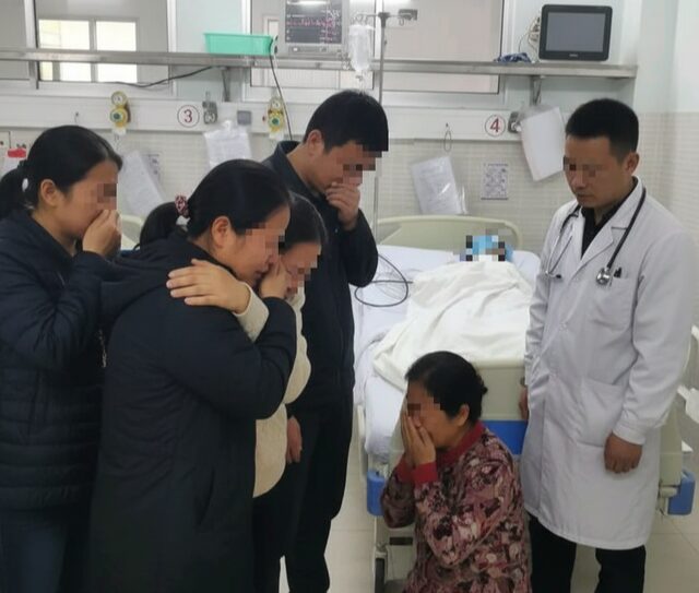 Người phụ nữ đang khỏe mạnh bỗng nhồi máu não rồi qua đời, BS sửng sốt: "Sao lại làm thế ngay sau khi ăn?" 1 Người phụ nữ đang khỏe mạnh bỗng nhồi máu não rồi qua đời, BS sửng sốt: "Sao lại làm thế ngay sau khi ăn?"