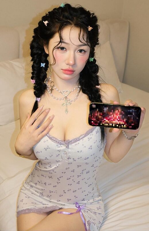 Trần Hà Linh mặc đồ gợi cảm quảng cáo game, gây tranh cãi mạng xã hội 1 Trần Hà Linh mặc đồ gợi cảm quảng cáo game, gây tranh cãi mạng xã hội