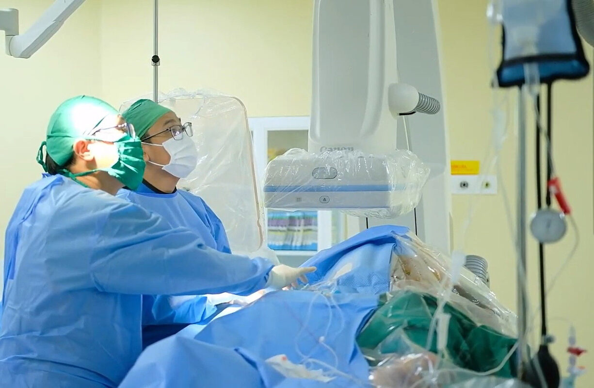 Cụ bà bị nhồi máu cơ tim cấp sau khi tiêm tại nhà 3 Cụ bà bị nhồi máu cơ tim cấp sau khi tiêm tại nhà cu ba bi nhoi mau co tim cap sau khi tiem tai nha