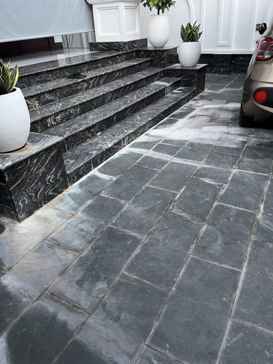 Đá xanh Thanh Hóa lát sân một thời gian có vệt loang màu trắng. Có cách nào xử lý? 1 Đá xanh Thanh Hóa lát sân một thời gian có vệt loang màu trắng