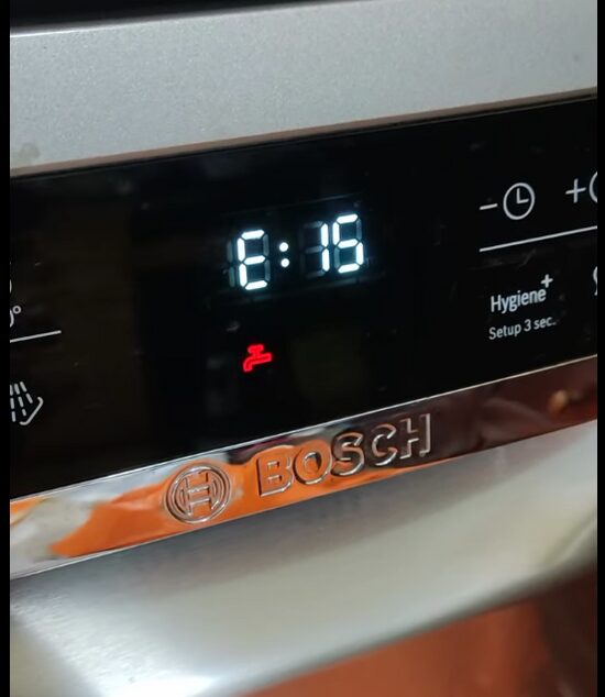 Máy rửa bát Bosch hết báo lỗi E15 nhưng có biểu tượng vòi nước đỏ, máy không chạy là sao? 1 Máy rửa bát Bosch hết báo lỗi E15 nhưng có biểu tượng vòi nước đỏ, máy không chạy là sao?