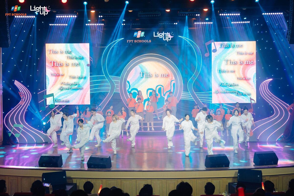 Chung kết toàn quốc Light Up 2025 thành đại nhạc hội tiếng Anh đỉnh cao, ca sĩ Orange cùng dàn Giám khảo phải "wow" liên tục! 1 Chung kết toàn quốc Light Up 2025 thành đại nhạc hội tiếng Anh đỉnh cao, ca sĩ Orange cùng dàn Giám khảo phải "wow" liên tục!