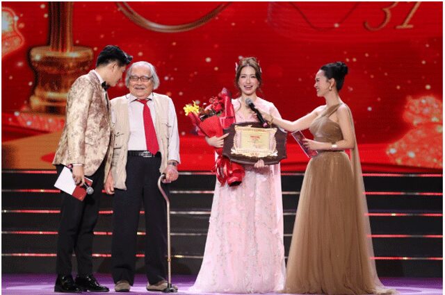 Lý do Hòa Minzy bị chê trách gay gắt sau màn lên nhận giải tại lễ trao giải Mai Vàng cùng SOOBIN 1 Lý do Hòa Minzy bị chê trách gay gắt sau màn lên nhận giải tại lễ trao giải Mai Vàng cùng SOOBIN