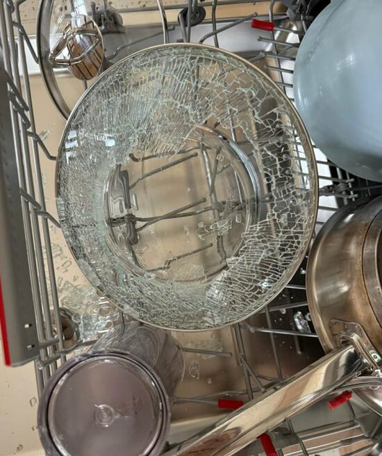 Vung kính tự "nổ" trong máy rửa bát