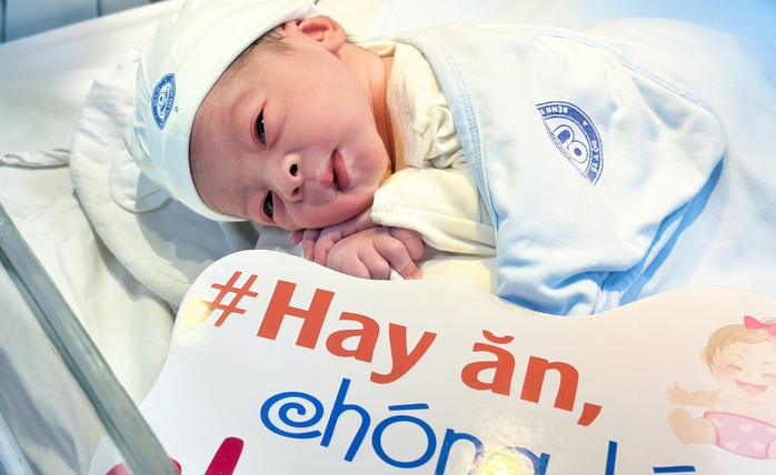 Bé trai chào đời rạng sáng mùng 1 Tết Bính Ngọ 4 Bé trai chào đời rạng sáng mùng 1 Tết Bính Ngọ be trai chao doi rang sang mung 1 tet binh ngo