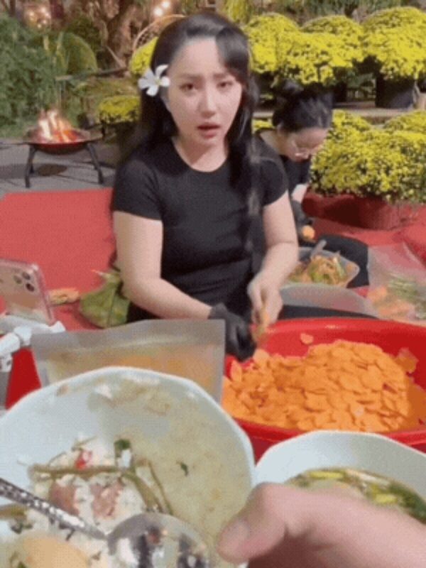 Livestream bán rau muống ngâm chua gây bão mạng, bà xã Lê Dương Bảo Lâm bất ngờ vướng tranh cãi chất lượng sản phẩm livestream ban rau muong ngam chua gay bao mang ba xa le duong bao lam bat ngo vuong tranh cai chat luong san pham