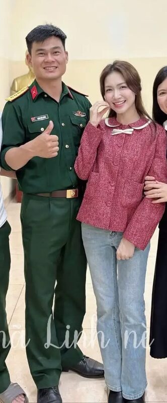 Hoà Minzy tới đơn vị Đại uý Thăng Văn Cương ra mắt bạn bè, đồng nghiệp: Loạt chi tiết thấy rõ sự khác biệt hoa minzy toi don vi dai uy thang van cuong ra mat ban be dong nghiep loat chi tiet thay ro su khac biet