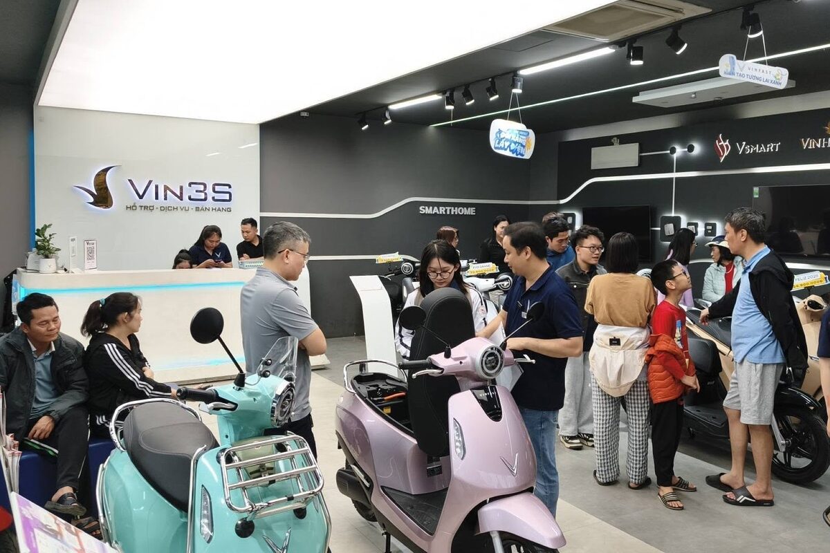 Khách Việt tranh thủ chốt đơn xe máy điện VinFast để ‘sống khỏe’ trước cơn bão giá xăng dầu 6 Khách Việt tranh thủ chốt đơn xe máy điện VinFast để ‘sống khỏe’ trước cơn bão giá xăng dầu khach viet tranh thu chot don xe may dien vinfast de song khoe truoc con bao gia xang dau