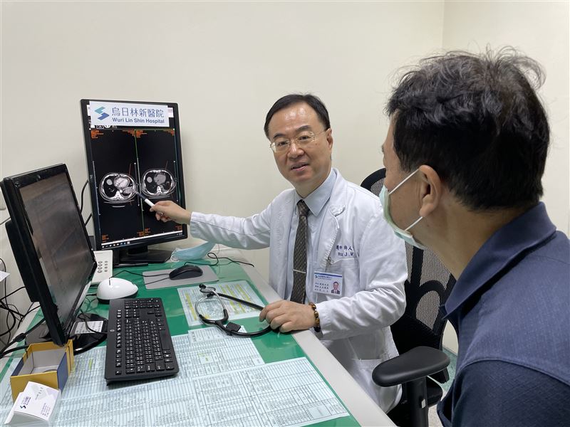 Nam tài xế phát hiện ung thư phổi giai đoạn cuối nhờ 1 khó chịu rất nhiều người tưởng "chuyện nhỏ" khi ngồi xe hơi 7 Nam tài xế phát hiện ung thư phổi giai đoạn cuối nhờ 1 khó chịu rất nhiều người tưởng "chuyện nhỏ" khi ngồi xe hơi nam tai xe phat hien ung thu phoi giai doan cuoi nho 1 kho chiu rat nhieu nguoi tuong chuyen nho khi ngoi xe hoi