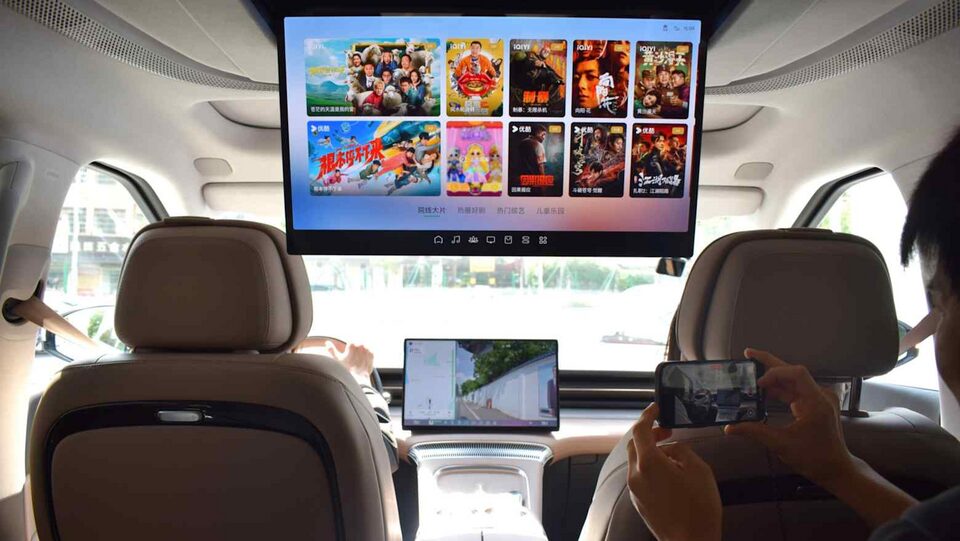 Chiêu cạnh tranh mới của các hãng xe điện: tốc độ cập nhật phần mềm chieu canh tranh moi cua cac hang xe dien toc do cap nhat phan mem