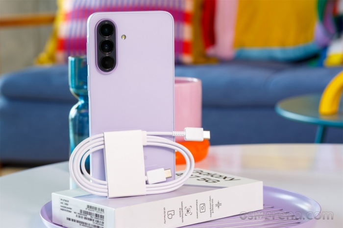 Mở hộp Galaxy A37: Tuyệt tác smartphone tầm trung tuyệt đẹp chẳng kém iPhone 16 mo hop galaxy a37 tuyet tac smartphone tam trung tuyet dep chang kem iphone 16